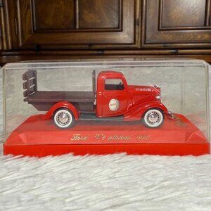 Vintage Coca-Cola Red Metal 1936 Ford V8 Plateau in Case Made in France